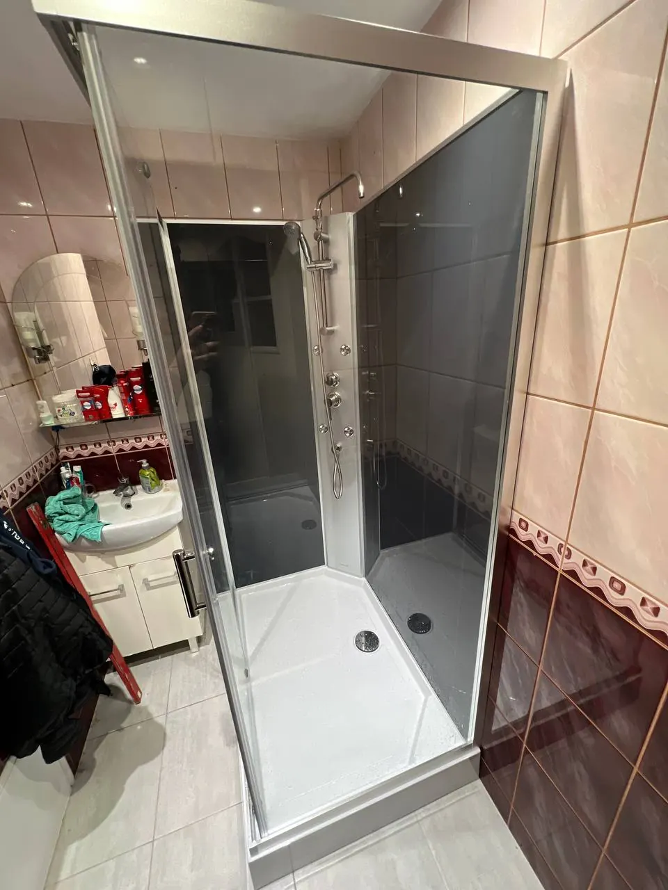 Kabina prysznicowa w łazience z płytkami bordo — DobryHydraulik Łódź