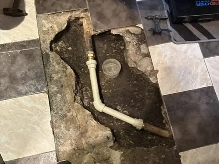 Rura kanalizacyjna w rozkutej posadzce — DobryHydraulik Łódź