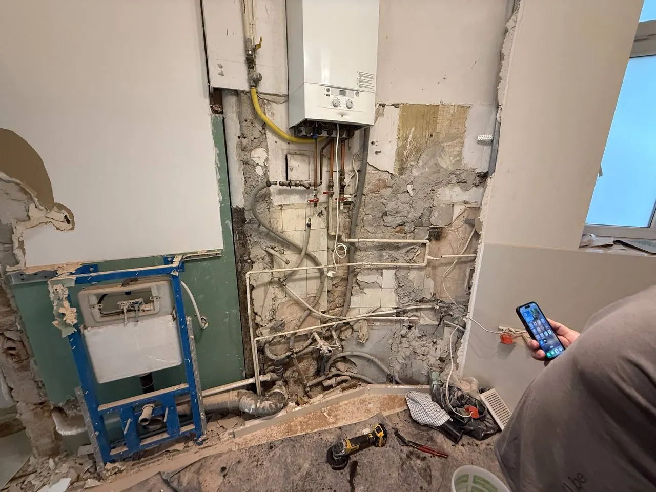 Łazienka w remoncie z widocznym kotłem — DobryHydraulik Łódź