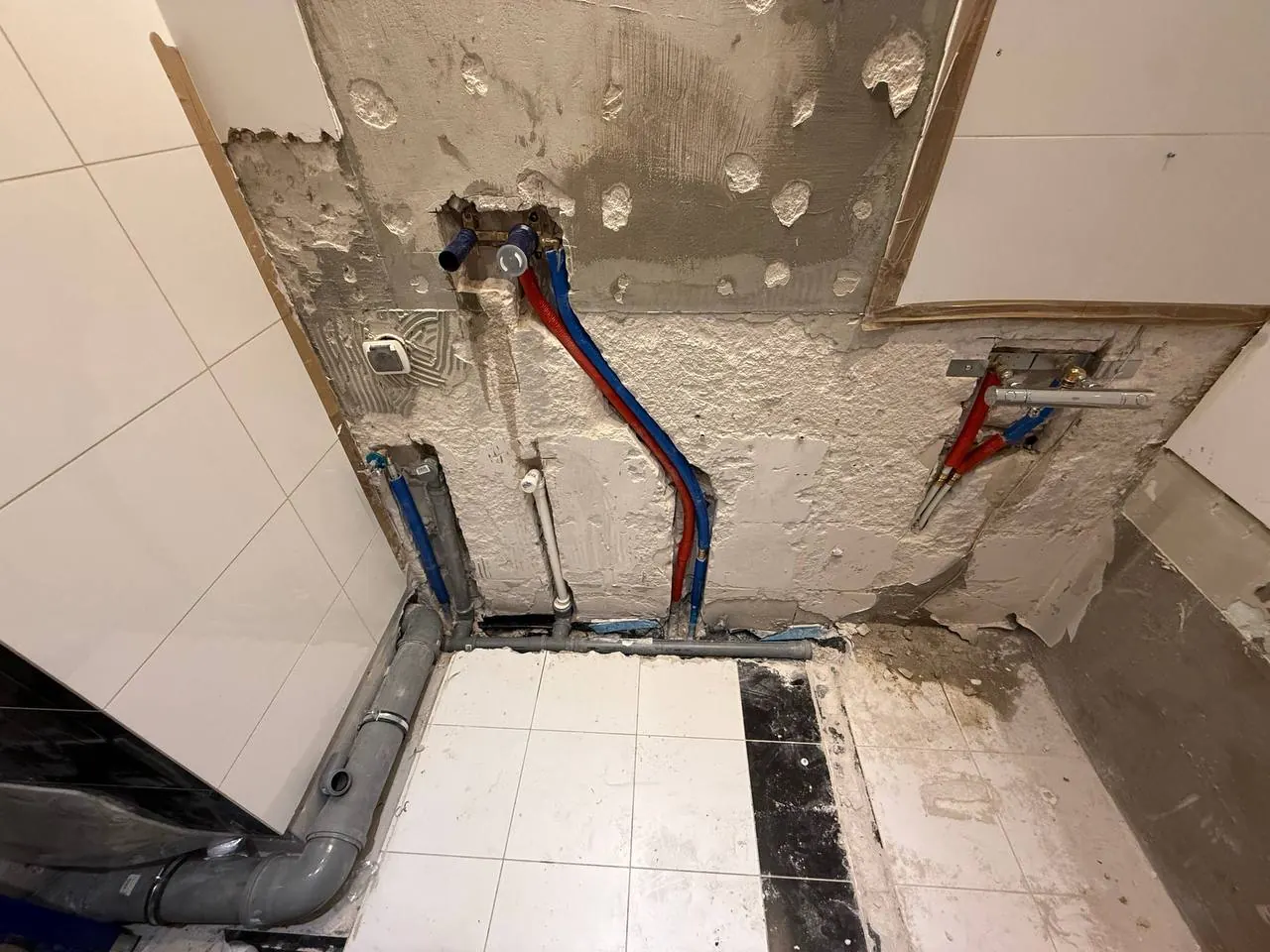 Nowe rury wodne po skuciu narożnika — DobryHydraulik Łódź