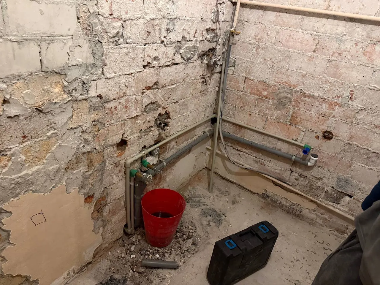 Surowa łazienka z rurami kanalizacyjnymi — DobryHydraulik Łódź