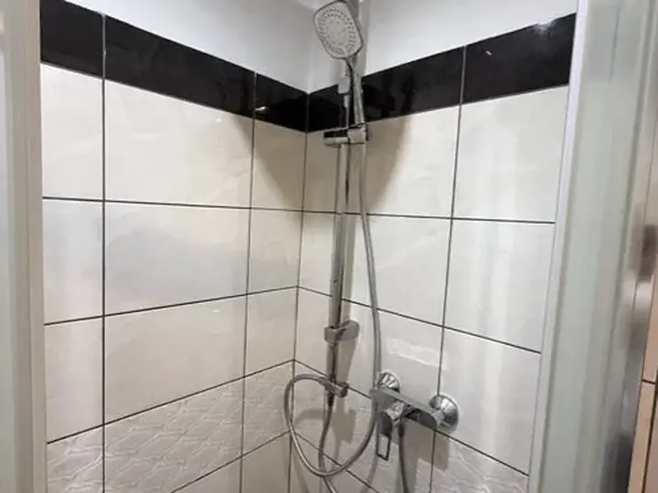 Prysznic ścienny w narożnej kabinie — DobryHydraulik Łódź