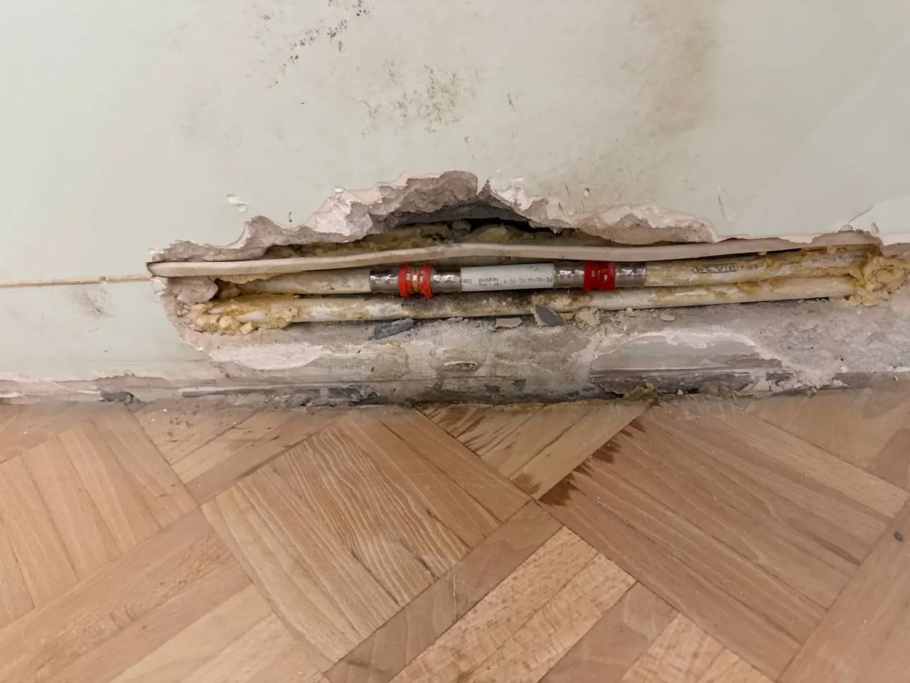 Rury w bruździe pod parkietem — DobryHydraulik Łódź
