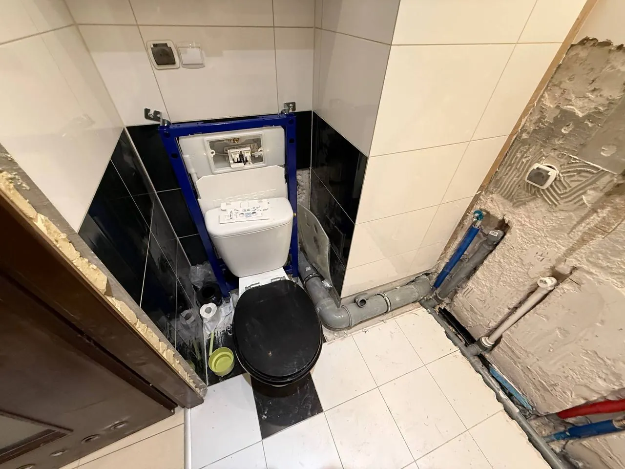 Kompakt WC z podejściami przy czarnych płytkach — DobryHydraulik Łódź