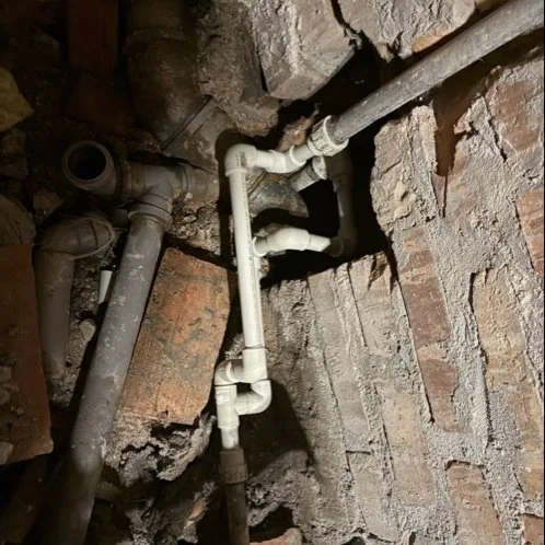 Rura kanalizacyjna odsłonięta w murze — DobryHydraulik Łódź