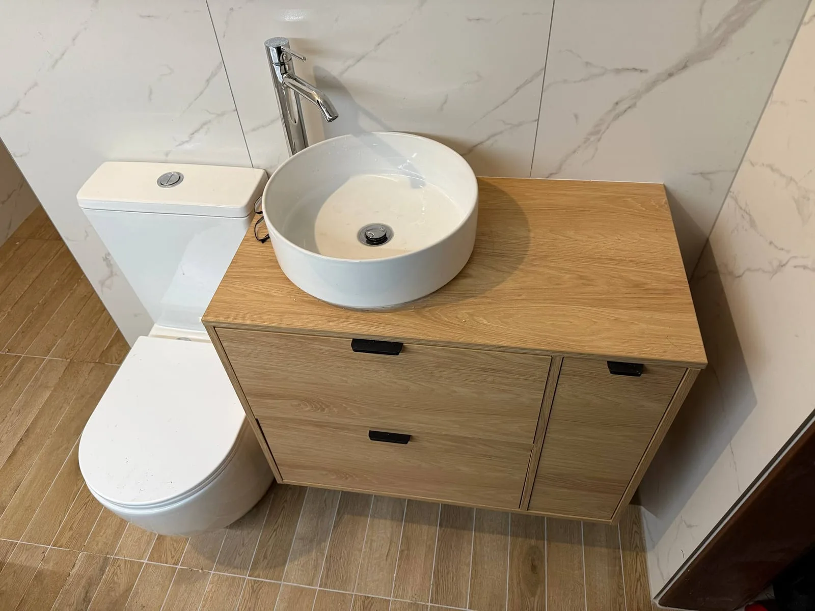 Umywalka nablatowa na szafce z WC — DobryHydraulik Łódź