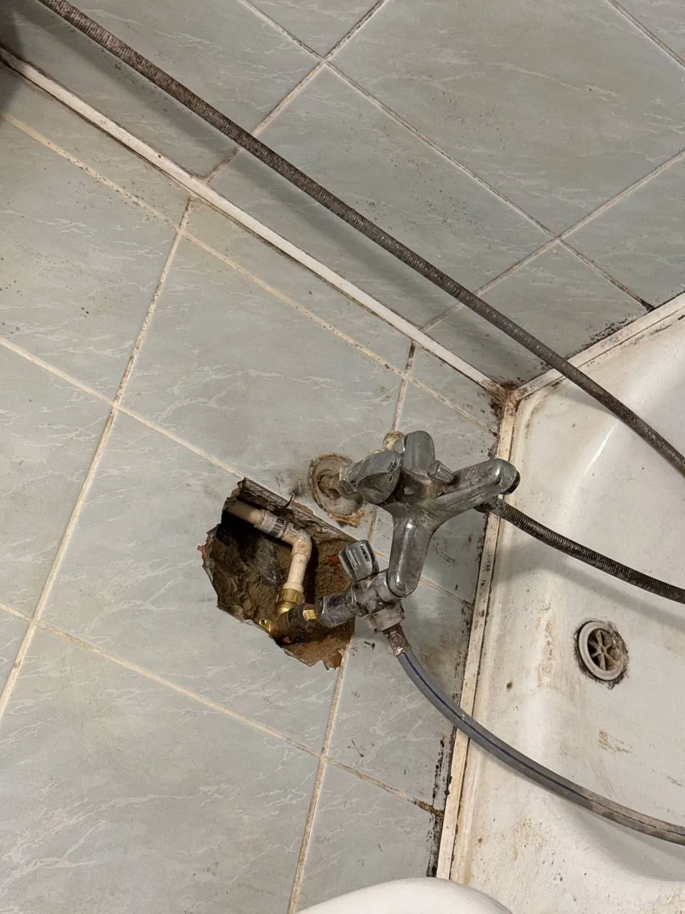 Uszkodzona rura z baterią przy wannie — DobryHydraulik Łódź