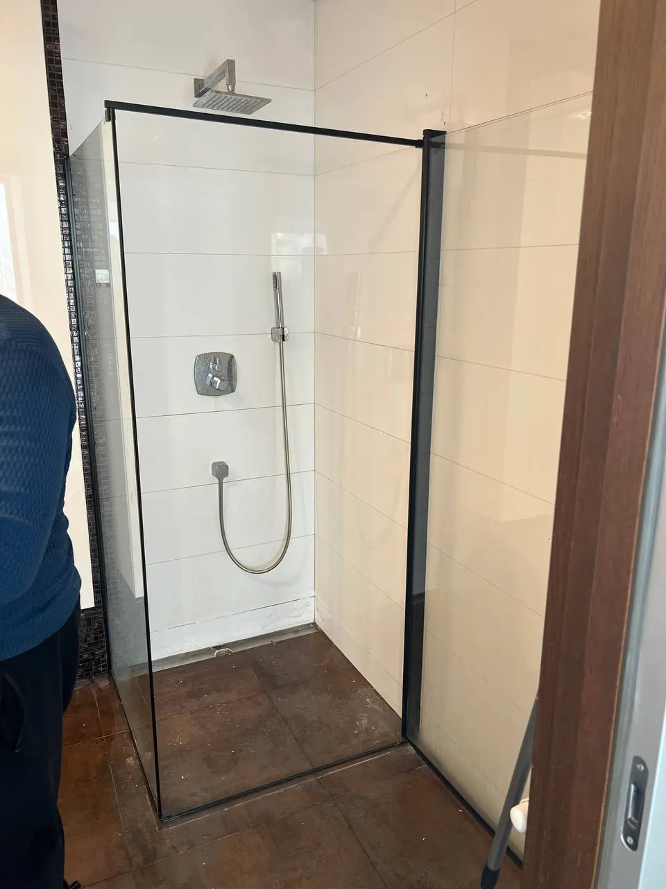 Kabina walk-in w czarnej ramie — DobryHydraulik Łódź
