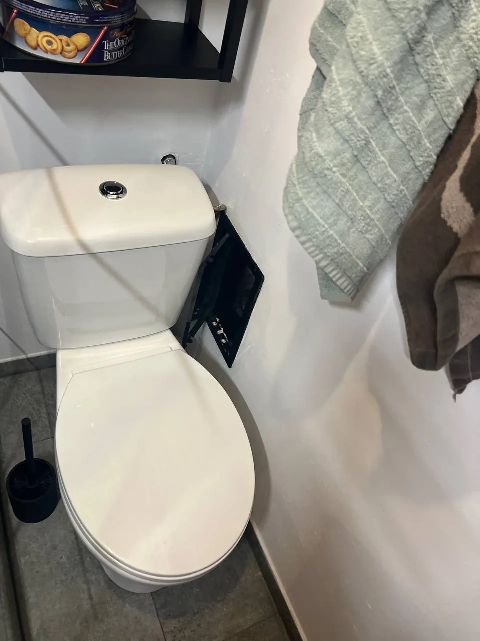 Kompakt WC z klapą serwisową stelaża — DobryHydraulik Łódź