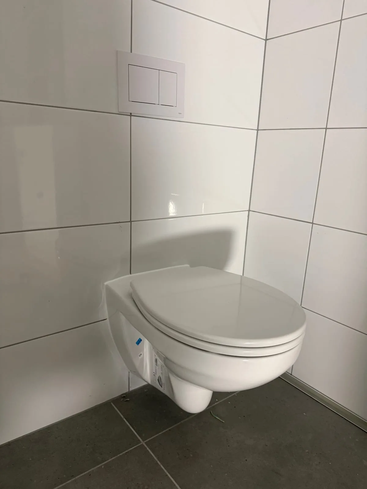 WC podwieszane w białej łazience — DobryHydraulik Łódź