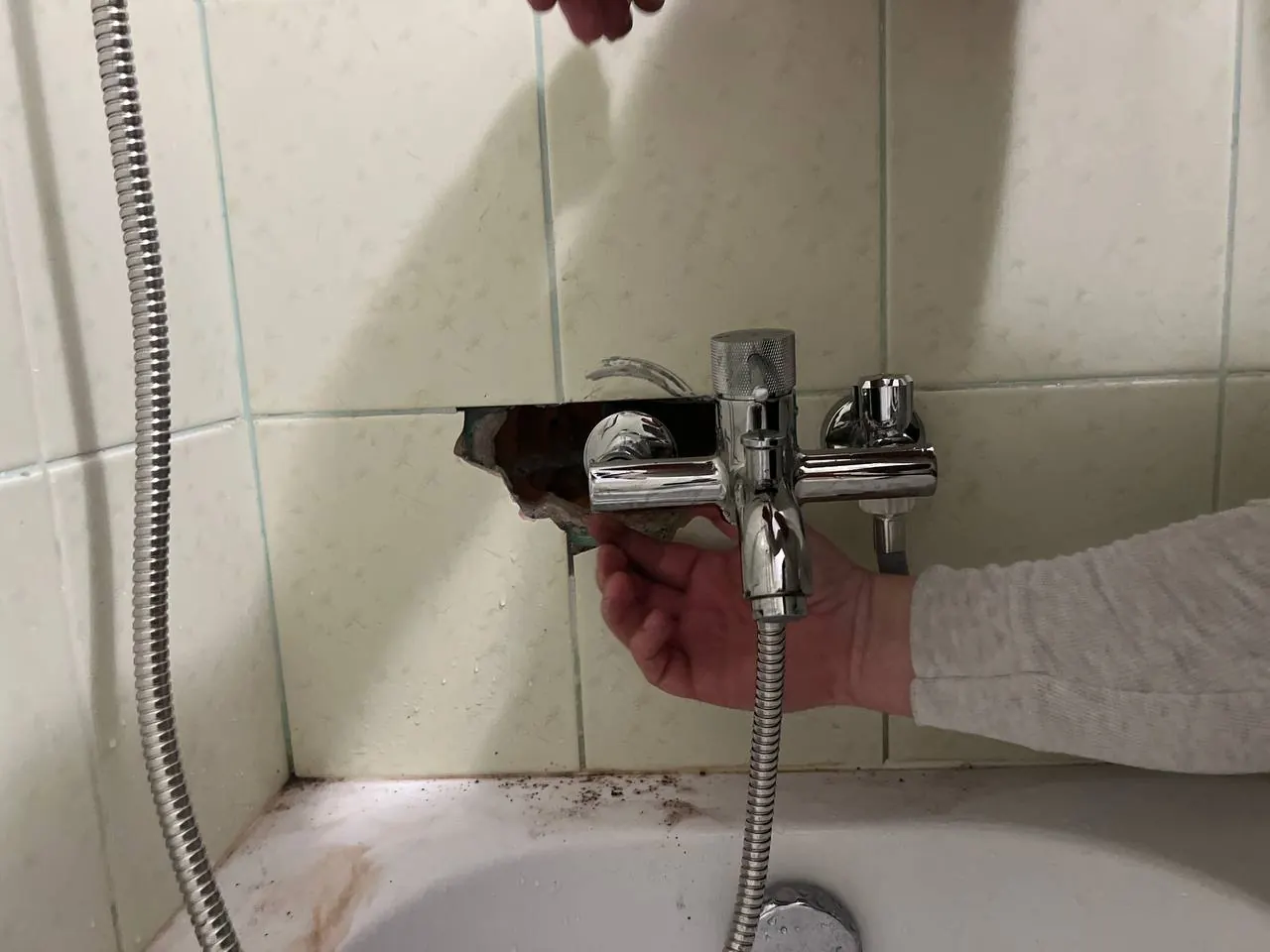 Naprawa wycieku przy baterii wannowej — DobryHydraulik Łódź
